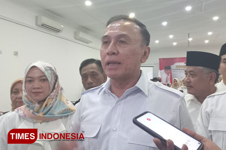 Mochamad Iriawan Wakil Ketua Dewan Pembina Partai Gerindra di dampingi Ketua DPC Partai Gerindra Jombang Octadella Bilytha usai menggelar rapat konsolidasi tertutup di Hotel Green Red Syariah Jombang, (23/6/2023) malam. (FOTO: Rohmadi/TIMES Indonesia