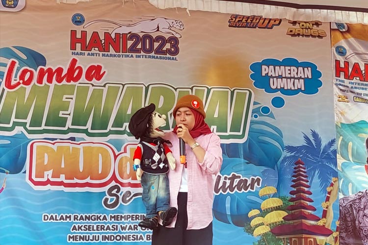 Penampilan Mendongeng oleh Kak Ami dari Kampung Dongeng Blitar pada HANI 2023. (FOTO: Bunga Fitriati)