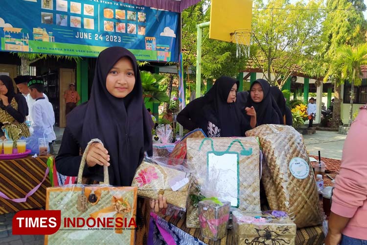 Siswa SMPN 2 Kabuh Jombang Pamerkan Kreasi Anyaman Pandan - TIMES Indonesia