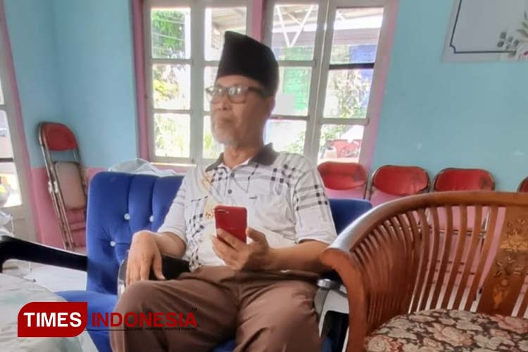 Abdul Wahib, adik dari Panji Gumilang ketika ditemui di kediamannya (Foto: Akmal/TIMES Indonesia).