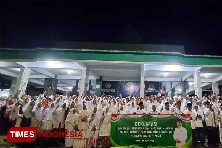 Forum Kiai dan Bu Nyai Kampung Kabupaten Gresik deklarasi dukungan ke Gus Muhaimin di Ponpes Al-Fithro Ujungpangkah (FOTO: Akmal/TIMES Indonesia).