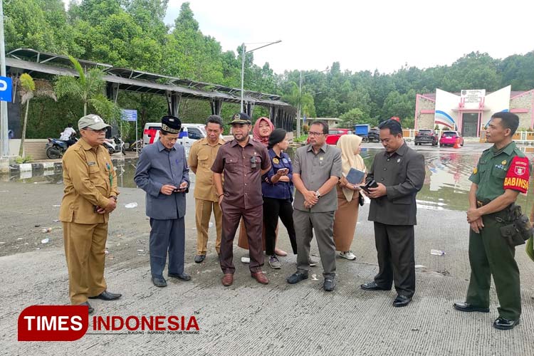 Komisi III DPRD Bontang saat meninjau ke Bontang Kuala. (FOTO: Kusnadi/Times Indonesia)