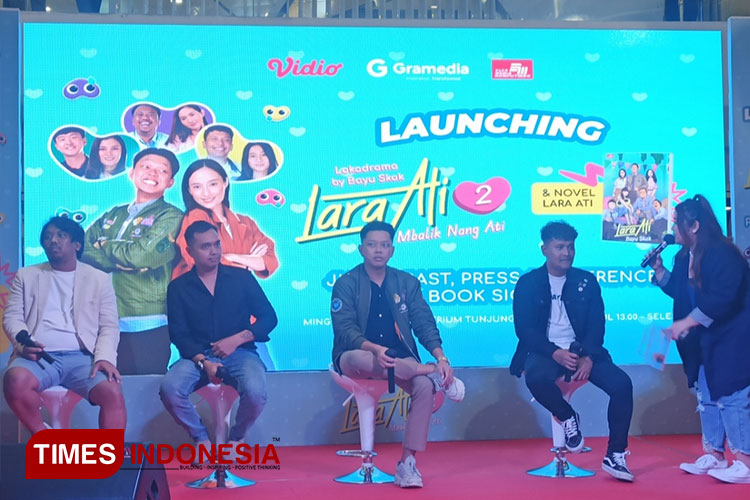 Para cast Lara Ati 2 saat jumpa penggemar dan book signing di Atrium Tunjungan Plaza 2 Surabaya, Minggu (25/6/2023).(Foto: Lely Yuana/TIMES Indonesia)