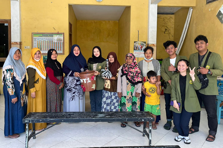 Mahasiswa KKN Veteran Dorong Masyarakat Jombang Olah Sampah Organik dengan Alat Komposter