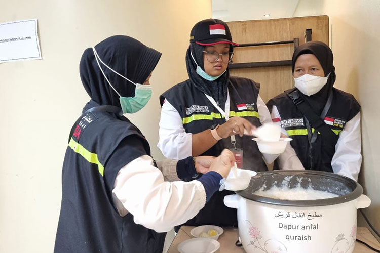 Petugas Sektor 1 Daker Makkah memasak bubur untuk jemaah haji lansia. (Foto: MCH 2023)