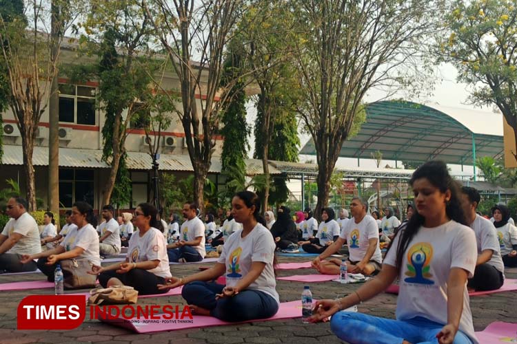 Peserta dari berbagai komunitas yoga melakukan meditasi dan relaksasi dalam sebuah acara perayaan International Day of Yoga di Kampus Singapore National Academy, Minggu (25/6/2023).(Foto : Lely Yuana/TIMES Indonesia) 