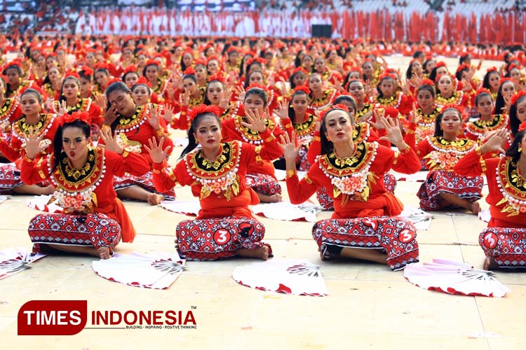 Tari Soekarnoyana, yang dipentaskan oleh 3.000 wanita anggota komunitas seni, Sabtu (24/6/2023). (Foto: Tria Adha/TIMES Indonesia)