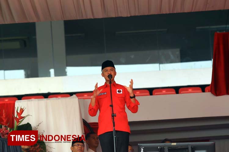 Bakal capres PDI Perjuangan Ganjar Pranowo membacakan 'dedication of life' Sukarno, (Foto: Tria Adha/TIMES Indonesia)