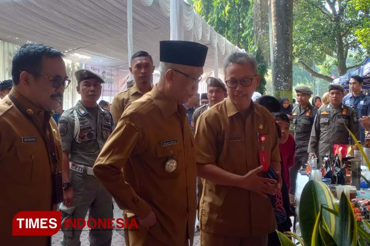 Bupati Bondowoso KH Salwa Arifin saat meninjau kegiatan Gerakan Pangan Murah di Alun-alun RBA Ki Ronggo (FOTO: Moh Bahri/TIMES Indonesia)