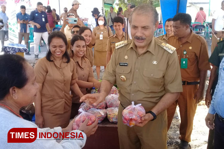  saat melayani para pengunjung GPM yang membeli komoditas pangan di Pasar Padadita Waingapu, Senin (26/6/2023). (Foto: Habibudin/TIMES Indonesia)
