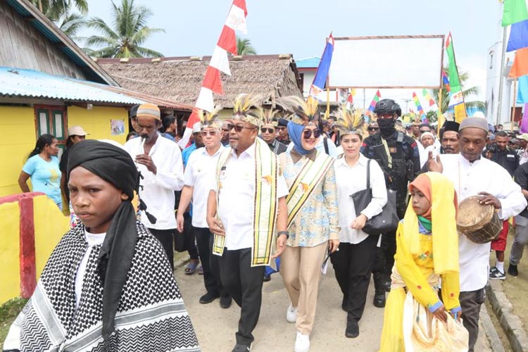 Gubernur Maluku Dianugerahi Gelar Kehormatan Adat di Kabupaten Kepulauan Aru