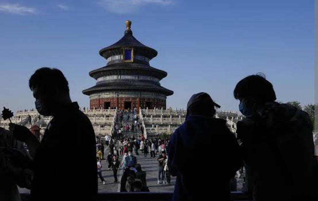 Kuil-kuil di China ramai dikunjungi saat banyak pengangguran di negeri itu. (Foto: The Guardian) 