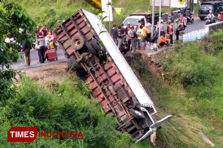 Kecelakaan truk penuh muatan kembali terjadi di Jurang Susuh Desa Giripurno. (Muhammad Dhani Rahman/TIMES Indonesia)