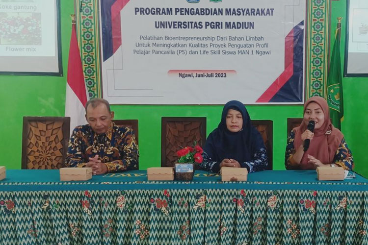 Bekali Kewirausahaan, Dosen UNIPMA Latih Siswa MAN 1 Ngawi Kokedama