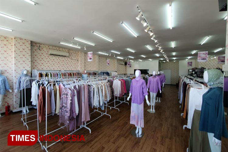 Model-mengenakan-koleksi-2.jpg