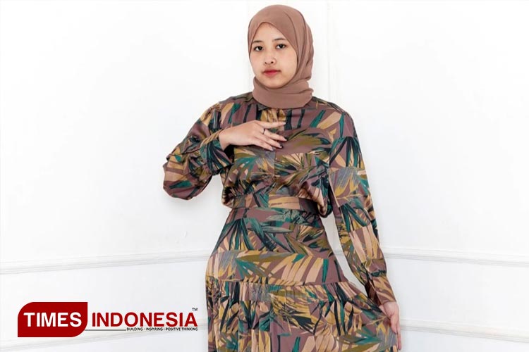 Model-mengenakan-koleksi.jpg
