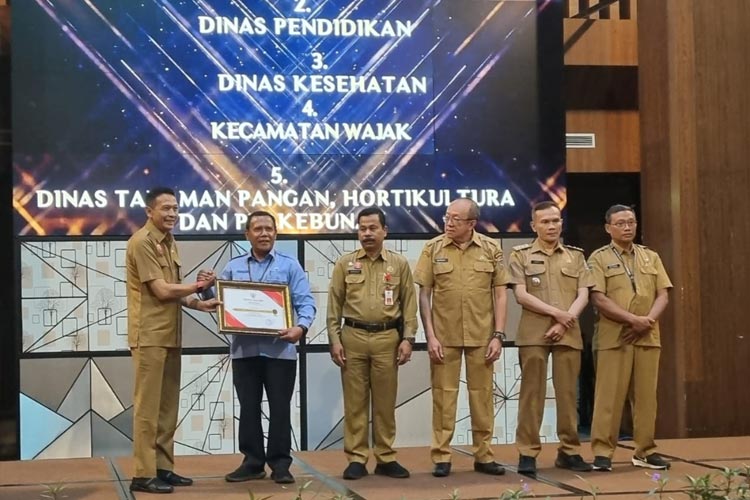 Dirut Perumda Tirta Kanjuruhan H Syamsul Hadi S.SOs MM ketika menerima penghargaan IGA Kabupaten Malang dari Sekda Kabupaten Malang Dr Ir Wahyu Hidayat MM. (Foto : Perumda Tirta Kanjuruhan for TIMES Indonesia).