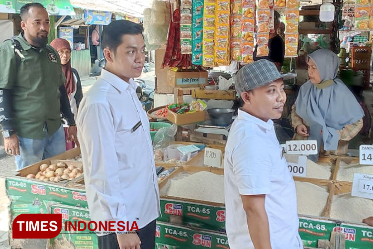 Petugas Diskopdagin Pangandaran melakukan pemantauan harga kebutuhan bahan pokok ke pasar rakyat. (Foto: Syamsul Ma'arif/TIMES Indonesia)