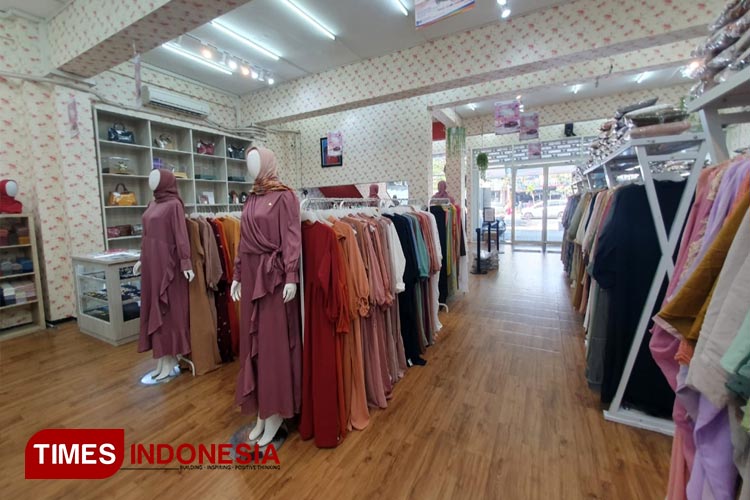 Ribuan koleksi hijab dan gamis di Almare Hijab, Jalan Ngagel Jaya Selatan, Surabaya, Senin (26/6/2023). (FOTO: Lely Yuana/TIMES Indonesia)
