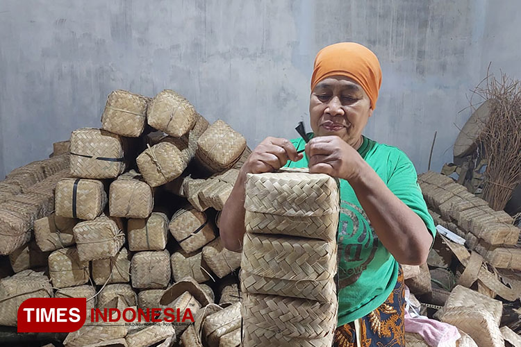 Salah satu pengrajin dari Kelompok UMKM masyarakat. Kriya Bambu Paring, asal Lingkungan Papring, Kelurahan Kalipuro, Kecamatan Kalipuro, Banyuwangi, Jawa Timur, sedang menyiapkan wadah anyaman bambu atau besek untuk dikirim. (FOTO: Anggara Cahya/TIME