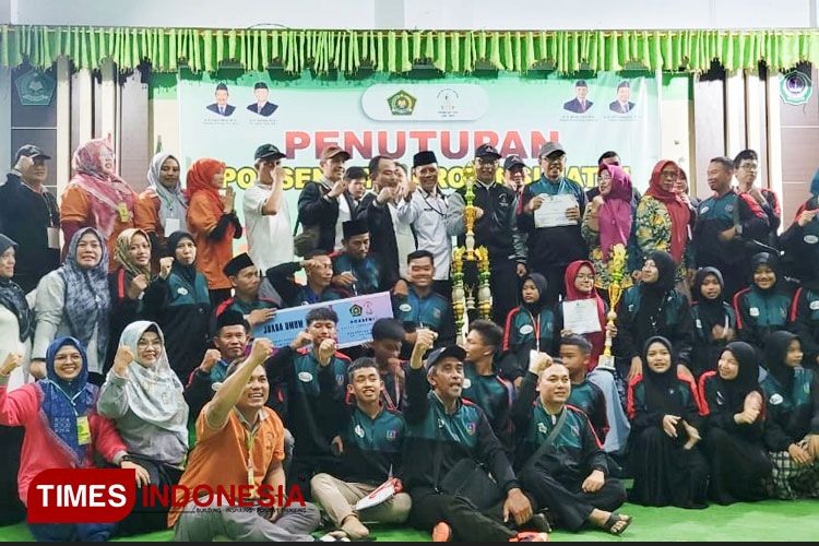 Kontingen Kabupaten Jombang meraih Juara Umum di ajang Porseni Madrasah Tsanawiyah (MTs) 2023 tingkat Jawa Timur, Senin (26/6/2023) lalu. (FOTO: Bambang Cahyono/TIMES Indonesia).