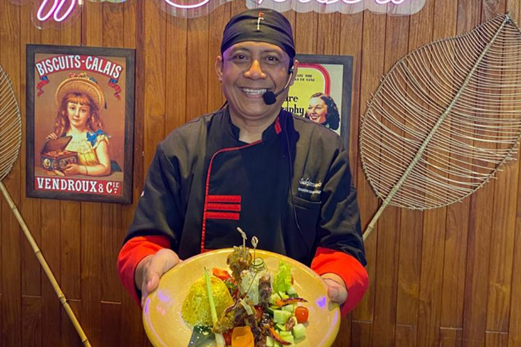 Executive Chef Luminor Hotel Jemursari Surabaya Sukismanto bersama kreasi masakan Lamb Ribs Skewer with Rock Peanut Sauce, Selasa (27/6/2023). (FOTO: Dok. Luminor)