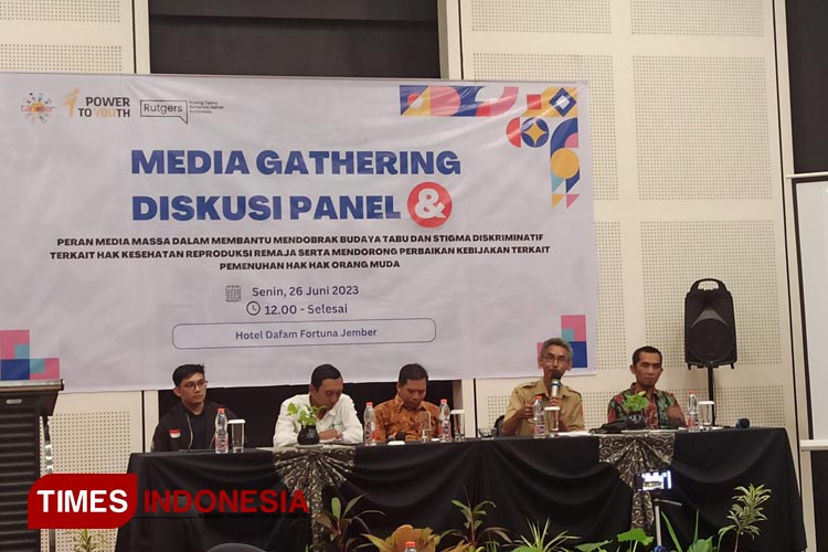Kegiatan Media Gathering dan Diskusi Panel oleh Tanoker Ledokombo dan insan media, Senin (26/6/2023) di Hotel Dafam Fortuna Jember. (Foto: Siti Nur Faizah/TIMES Indonesia)