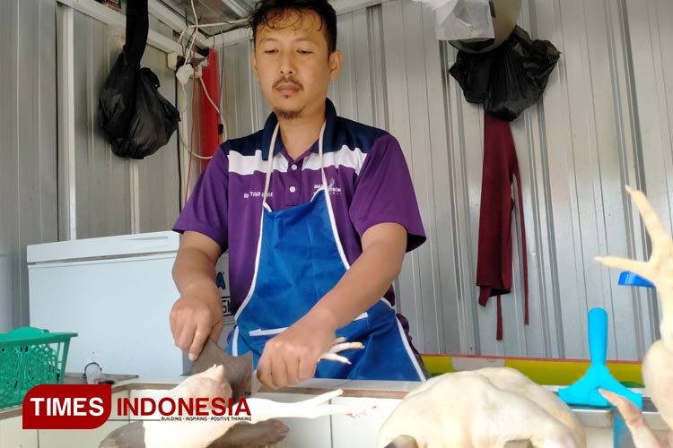 Penjual daging ayam di Pasar daerah Indramayu keluhkan harga yang makin mahal (FOTO: Selamet Hidayat/TIMES Indonesia)