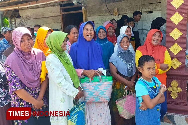 Warga nampak bahagia saat Relawan Bolo Prabowo membagian sembako kepada warga Desa Bangsri Kecamatan Plandaan Kabupaten Jombang, Selasa (27/6/2023). (FOTO: Rohmadi/TIMES Indonesia)