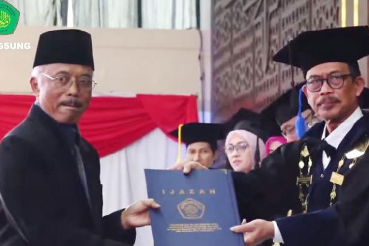 Salah satu wali murid yang diwisuda di UIN Malang, menggantikan anaknya yang sudah tiada. (foto: Humas UIN Malang)
