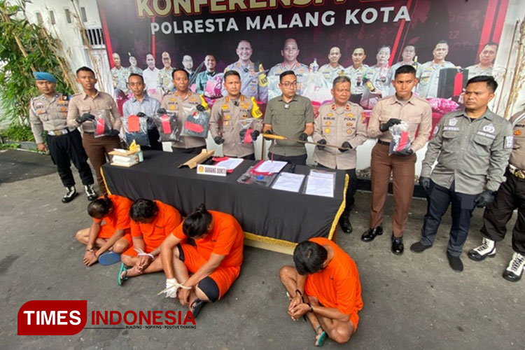 Empat pelaku pembunuhan di Sukun Kota Malang saat dihadirkan Polresta Malang Kota dalam kegiatan konferensi pers. (Foto: Rizky Kurniawan Pratama/TIMES Indonesia)