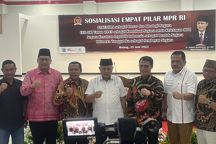Empat Pilar MPR RI, Perumda Tirta Kanjuruhan Kabupaten Malang dan Pemerintah Kabupaten Malang. (Foto: Dok. MPR RI) 