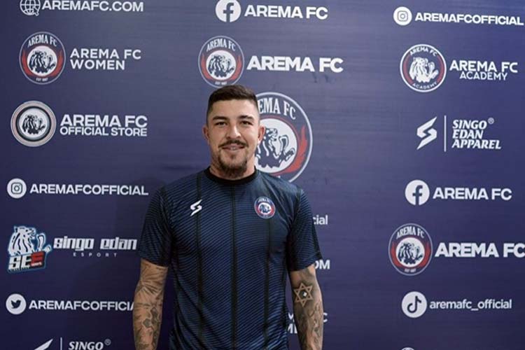 Charles Raphael resmi berseragam Arema FC. (Foto: Dok. Arema FC/TIMES Indonesia)