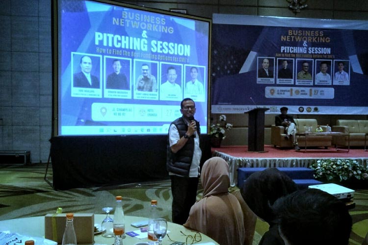 Ketua Kadin Bandung Iwa Gartiwa memaparkan perihal pentingnya networking pada Business Networking & Pitching Session. (Foto: Dok. Humas DPMPTSP Kota Bandung)