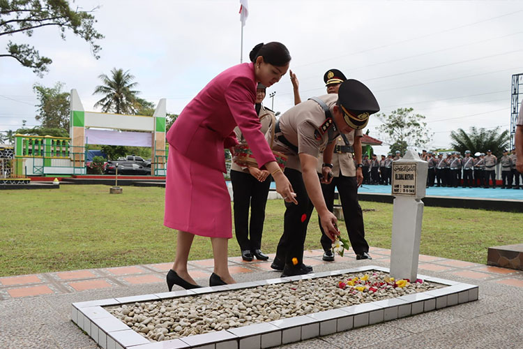 HUT ke-77 Bhayangkara, Polres Tasikmalaya Ziarah di TMP KH Zainal Mustafa