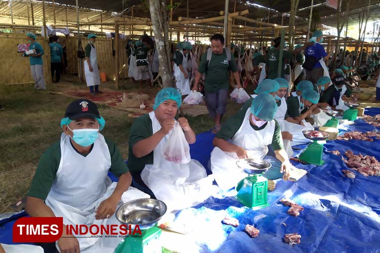 Proses pemotongan hewan kurban di Al Islah Kabupaten Bondowoso (FOTO: Moh Bahri/TIMES Indonesia)