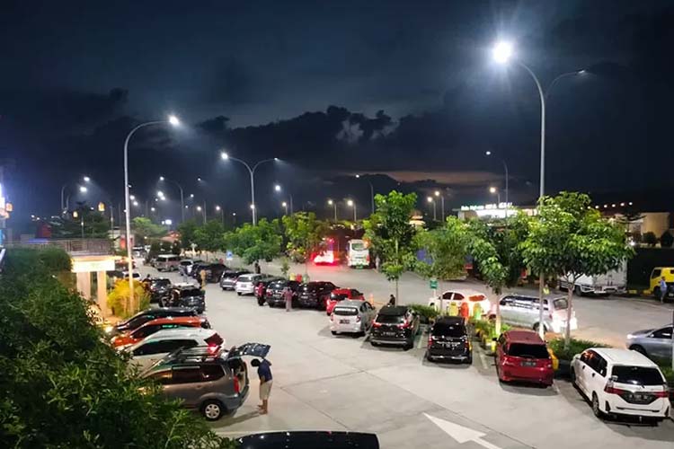 Ilustrasi isitirahat di rest area tol saat mudik lebaran (FOTO: ist)