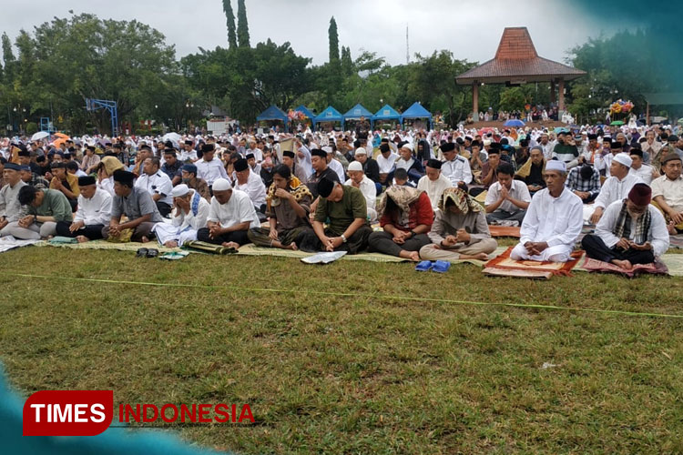 Ribuan warga Muhammadiyah Kabupaten Pacitan tampak khusuk mendengarkan khutbah Idul Adha 1444 H di Alun-alun. (FOTO: Yusuf Arifai/TIMES Indonesia) 