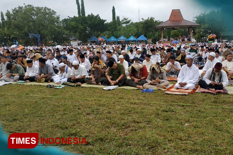 Warga Muhammadiyah Pacitan Rela Basah-basahan Demi Shalat Idul Adha