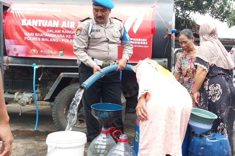 Peringati Hari ke&#45;77 Bhayangkara, Polres Malang Salurkan Air Bersih di Daerah Krisis Air