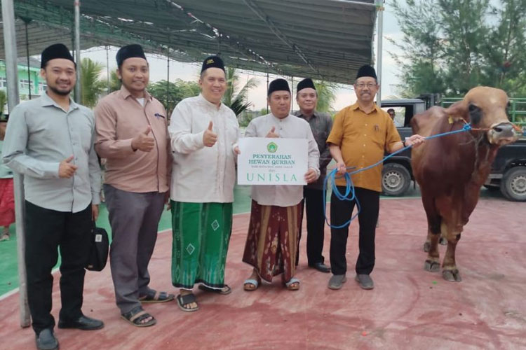 Teladani Nabi Ibrahim, Unisla berbagi Hewan Kurban Hasil Inseminasi Buatan