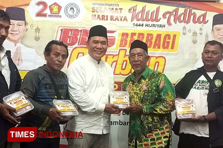 Bambang Haryo Bagikan Paket Daging Kurban untuk Warga Sidoarjo dan Surabaya