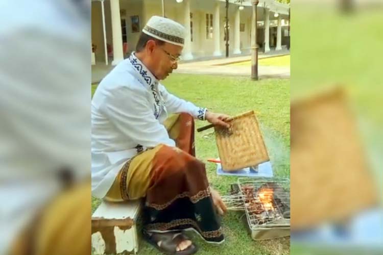 Bupati Promosikan Kecap Majalengka saat Bakar Sate Kurban