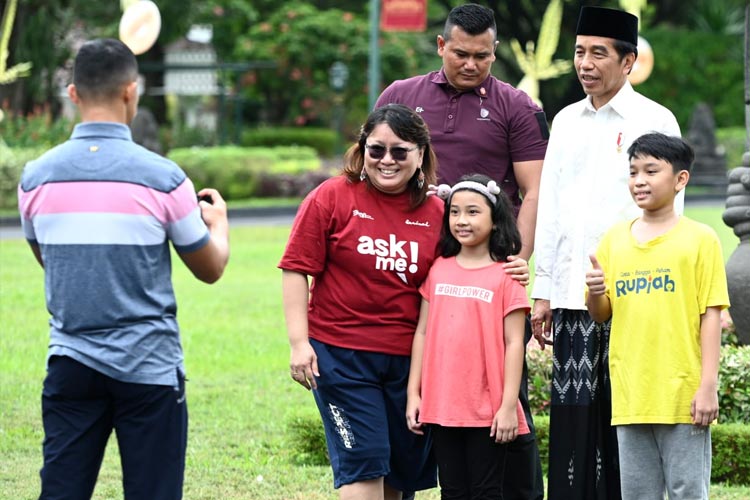 Rayakan Idul Adha di Istana Kepresidenan Yogyakarta, Presiden Jokowi Foto Bareng Warga