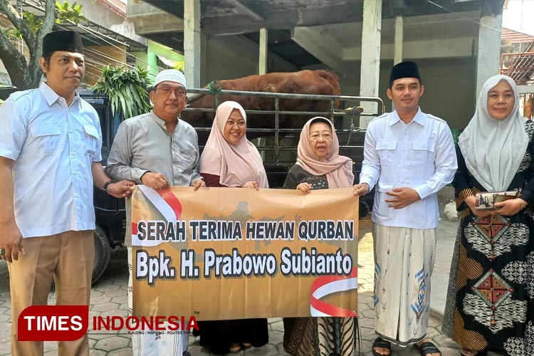 Penyerahan hewan kurban dari Prabowo Subianto ke Pondok Pesantren Bahrul Ulum Jombang, Kamis (29/6/2023). (FOTO: Rohmadi/TIMES Indonesia)