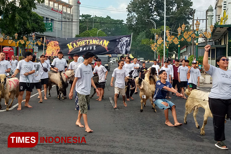 Warga Kayutangan Arak Hewan Kurban Sebelum Disembelih