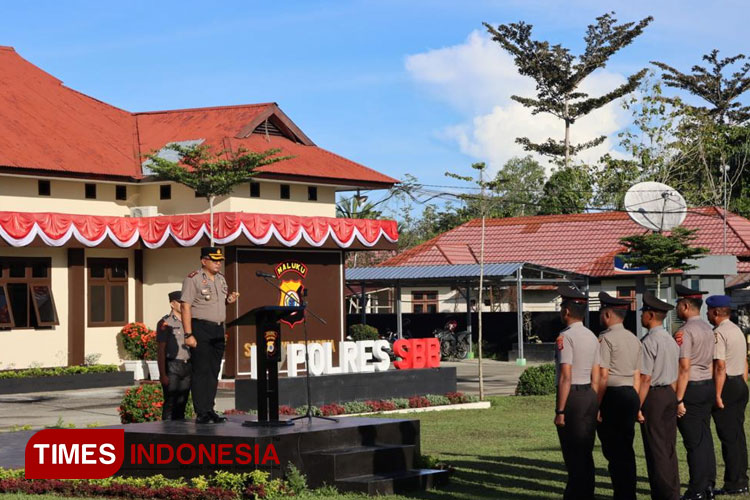 Kapolres SBB AKBP Dennie Andreas Dharmawan, SIK, memimpin upacara kenaikan pangkat personel Polres Seram Bagian Barat di Mapolres SBB, Jumat (30/6/2023).  (Foto: Ade/TIMES Indonesia)