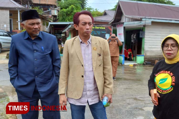 Rustam (baju coklat) bersama Koleganya di Komisi II DPRD Bontang  Suharno (Foto: Kusnadi/TIMES Indonesia) 