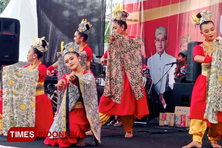 Sunda Rancage Majalengka memperagakan tarian batik Midang Raharja. (FOTO: Hendri Firmansyah/TIMES Indonesia)