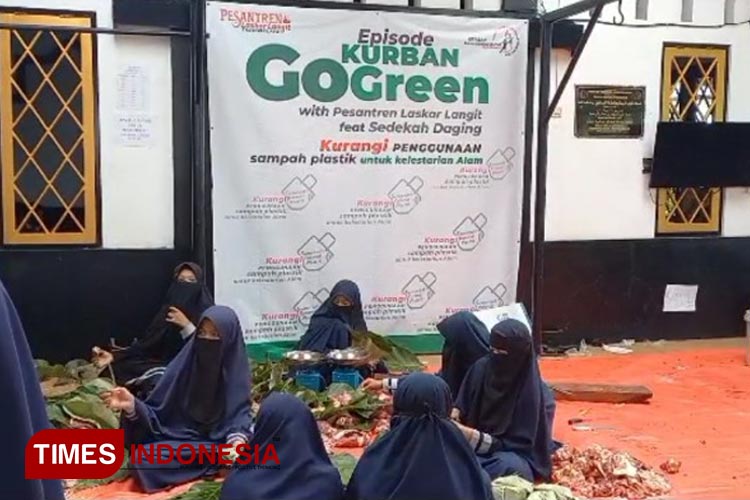 Dorong Go Green, Ponpes Laskar Langit Tasikmalaya Bungkus Daging Kurban Dengan Daun Jati
